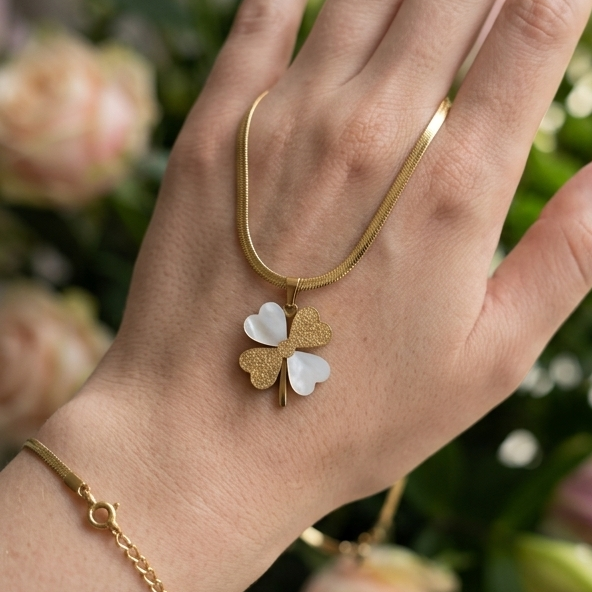 Luxury Clover Necklace – Minimal Korean Style Pendant