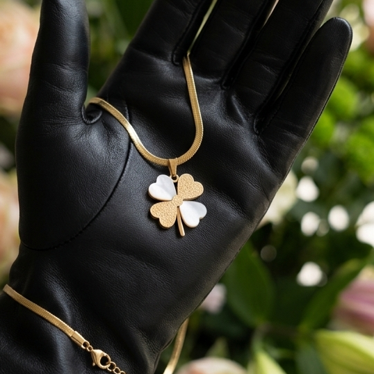 Luxury Clover Necklace – Minimal Korean Style Pendant