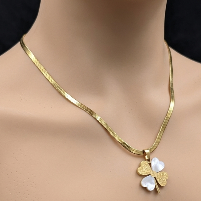 Luxury Clover Necklace – Minimal Korean Style Pendant